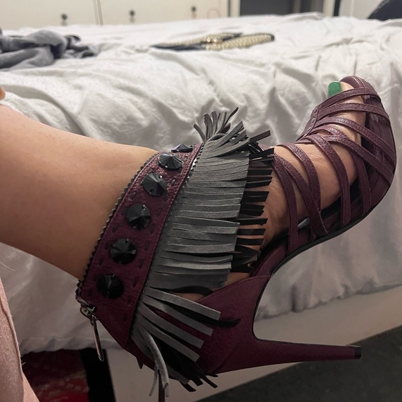 Authentic Christian Dior heels in burgundy leather with grey suede detail. - Picture 3 of 16